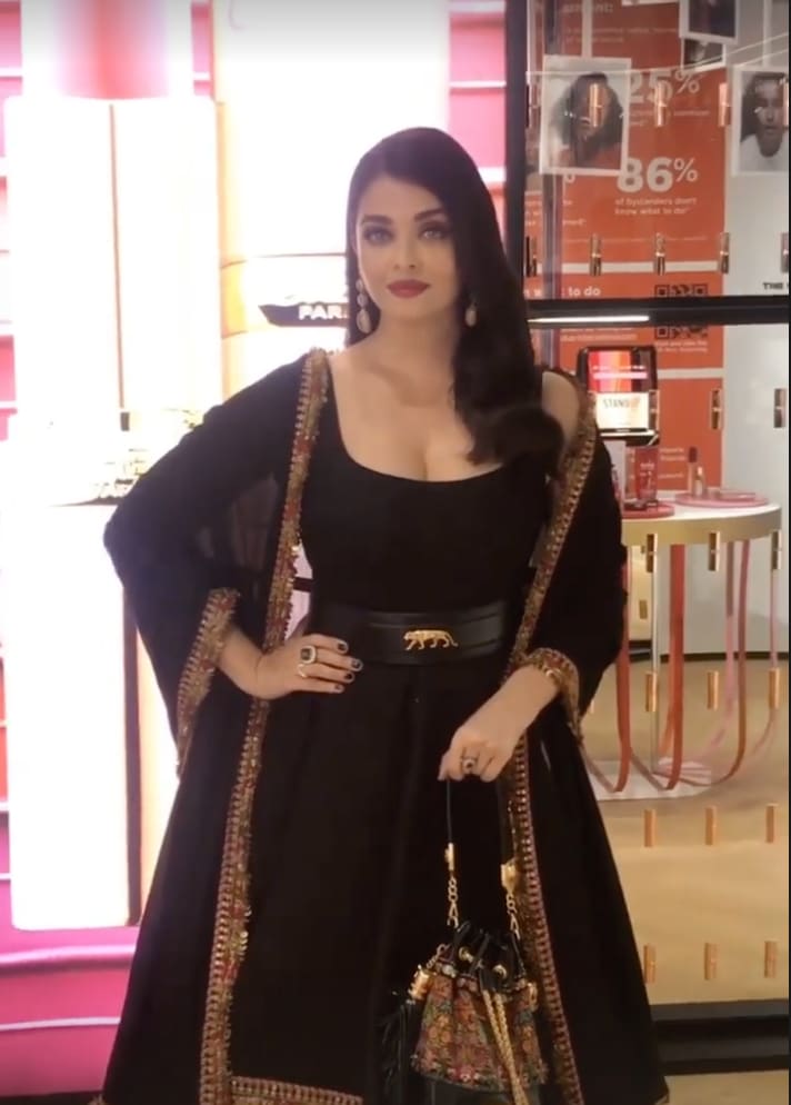 Aishwarya Rai Bachchan Pairs Her All-Black Outfit With An Expensive Handbag  Worth Rs 1.53 Lakhs, Leaves Fans In Awe