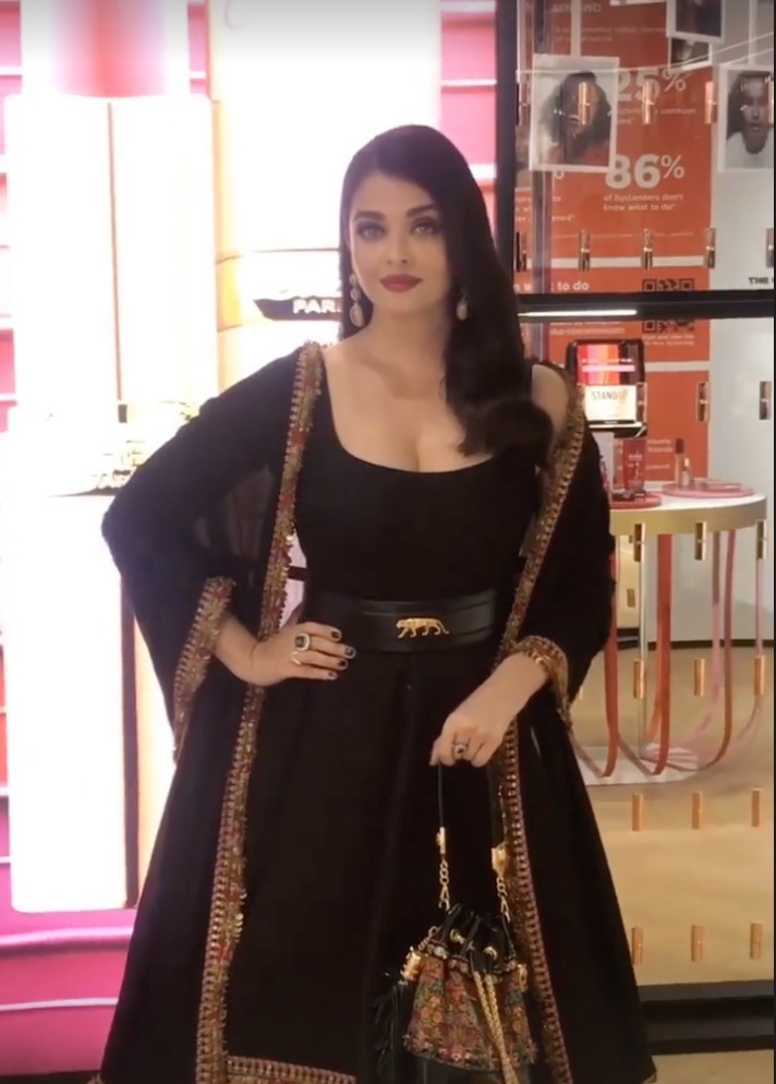 Aishwarya posing for pictures.