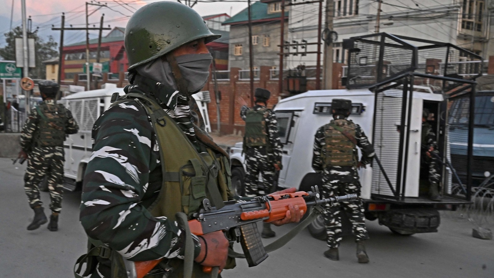 Shots fired at school in Srinagar's old city, 2 teachers presumed dead | Latest News India - Hindustan Times