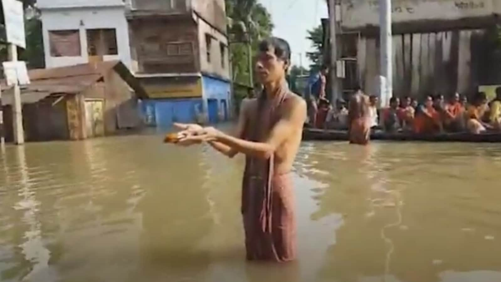 ‘Duare Nodi’? Durga Puja ‘tarpan’ offered on waterlogged streets in Bengal's Ghatal