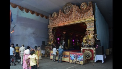 A Navratri pandal getting ready in Thane. Less than 100 pandals have been given approval by the each of the respective bodies in Thane and Navi Mumbai. (PRAFUL GANGURDE/HT PHOTO)