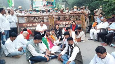 Jharkhand Congress president Rajesh Thakur led his workers back to the state capital-- Ranchi after protesting for around six hours at the border. (HT PHOTO.)