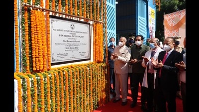 Chandigarh administrator Banwarilal Purohit and adviser Dharam Pal Inaugurating the oxygen plant at PGI on Thursday. (Ravi Kumar/HT) Chandigarh administrator Banwarilal Purohit and adviser Dharam Pal Inaugurating the oxygen plant at PGI on Thursday. (Ravi Kumar/HT)