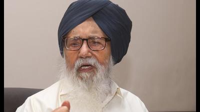 Five-time Punjab chief minister Parkash Singh Badal says farmer leaders, not farmers, are annoyed with the Shiromani Akali Dal. (Sanjeev Kumar/HT) Five-time Punjab chief minister Parkash Singh Badal says farmer leaders, not farmers, are annoyed with the Shiromani Akali Dal. (Sanjeev Kumar/HT)