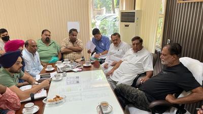 MLA Surinder Dawar and councillors of central constituency conducting a meeting with mayor Balkar Sandhu at his camp office in Ludhiana on Thursday. They criticised the civic body over missing points of LED street lights in the city and development projects. (HT Photo)