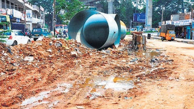 The counsel for BBMP told the bench that it had entered into an agreement with a single agency to fill up potholes and that this was being done every day. (HT Photo) The counsel for BBMP told the bench that it had entered into an agreement with a single agency to fill up potholes and that this was being done every day. (HT Photo)