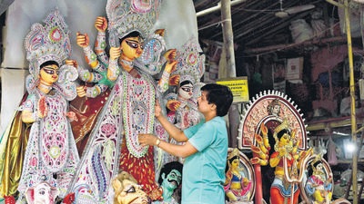An artisan at work on a Durga idol at CR Park in south Delhi. (Sanjeev Verma/HT PHOTO) An artisan at work on a Durga idol at CR Park in south Delhi. (Sanjeev Verma/HT PHOTO)