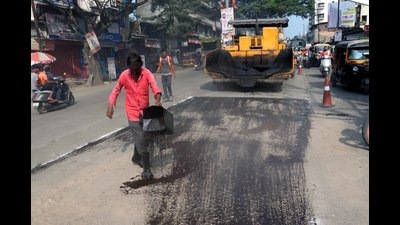 A road repair work on Pune Link Road in Kalyan (E) being carried out before the rain interruption. Sudden downpour stopped the filling work of potholes in Kalyan and Dombivli. (RISHIKESH CHOUDHARY/HT PHOTO) A road repair work on Pune Link Road in Kalyan (E) being carried out before the rain interruption. Sudden downpour stopped the filling work of potholes in Kalyan and Dombivli. (RISHIKESH CHOUDHARY/HT PHOTO)