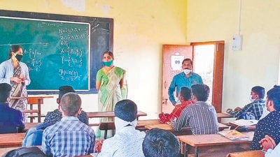 Students attend the Sambhajiraje junior college at Jategaon, Shirur taluka , on Thursday. 28% schools reopen in Pune district; the least in Maharashtra. (HT) Students attend the Sambhajiraje junior college at Jategaon, Shirur taluka , on Thursday. 28% schools reopen in Pune district; the least in Maharashtra. (HT)