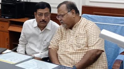 After Sabyasachi Dutta’s return to the Trinamool Congress, TMC Lok Sabha member Saugata Roy said Trinamool workers were upset at people who insulted Mamata Banerjee in the recent assembly polls being allowed to come back. (Twitter/ANI) After Sabyasachi Dutta’s return to the Trinamool Congress, TMC Lok Sabha member Saugata Roy said Trinamool workers were upset at people who insulted Mamata Banerjee in the recent assembly polls being allowed to come back. (Twitter/ANI)