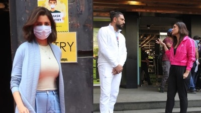Anushka Sharma, Kareena Kapoor and Yuvraj Singh spotted in Mumbai. (Varinder Chawla) Anushka Sharma, Kareena Kapoor and Yuvraj Singh spotted in Mumbai. (Varinder Chawla)