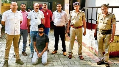 The man, Mahavir Kumar, (in grey) in police custody. (Sourced) The man, Mahavir Kumar, (in grey) in police custody. (Sourced)