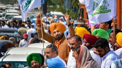 Hundreds of supporters gathered at the UP-Haryana border to march with Navjot Singh Sidhu and raised slogans (PTI) Hundreds of supporters gathered at the UP-Haryana border to march with Navjot Singh Sidhu and raised slogans (PTI)