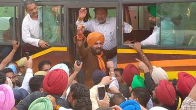 Earlier Sidhu and other Punjab Cong leaders were detained at a police station in Saharanpur (HT photo) Earlier Sidhu and other Punjab Cong leaders were detained at a police station in Saharanpur (HT photo)