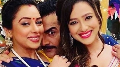 Anupamaa actors Rupali Ganguly, Sudhanshu Pandey and Madalsa Sharma pose together.
