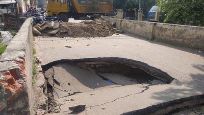 Road cave-ins are being increasingly reported across Ludhiana; the truck driver had a narrow escape as the road collapsed. (HT Photo)
