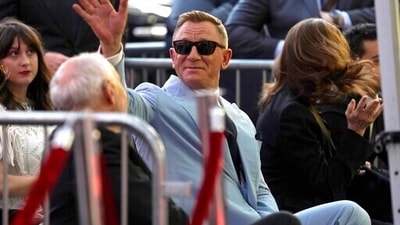 Daniel Craig waves to the crowd during a ceremony. (Chris Pizzello/Invision/AP)