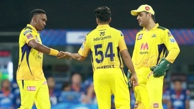 MS Dhoni (R) with Shardul Thakur (Centre) and Dwayne Bravo (L). (IPL/BCCI)