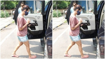 Malaika carried a transparent water bottle in one hand and her phone in the other, as she was clicked getting into her car. (HT Photos/Varinder Chawla) Malaika carried a transparent water bottle in one hand and her phone in the other, as she was clicked getting into her car. (HT Photos/Varinder Chawla)