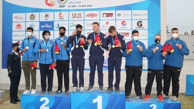 Men's Junior Trap team with their silver medal in the podium