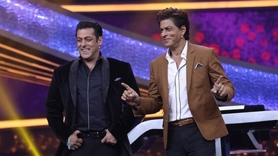Salman Khan welcomes Shah Rukh Khan on the set of his game show Dus Ka Dum on the grand finale episode of the third season in 2018. Salman Khan welcomes Shah Rukh Khan on the set of his game show Dus Ka Dum on the grand finale episode of the third season in 2018. 