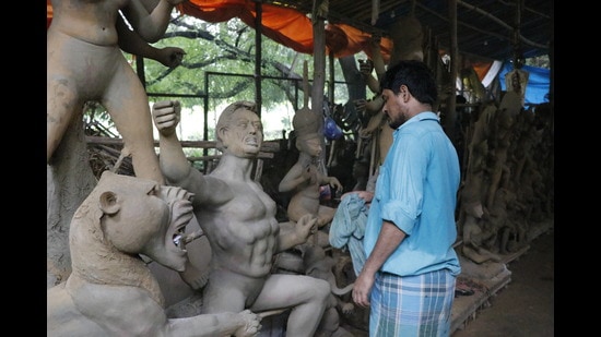 Artisans also claim that the price of raw materials has gone up which has made things worse for them this year. (Photo: Dhruv Sethi/ HT) Artisans also claim that the price of raw materials has gone up which has made things worse for them this year. (Photo: Dhruv Sethi/ HT)