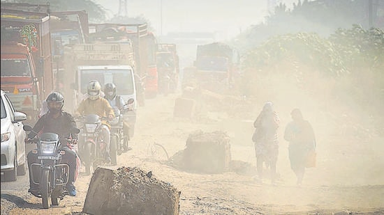 Delhi government on Thursday launched a month-long camapign against dust pollution. Road dust is a major contributor of air pollution in Delhi. The government also launched a website for contractors to register and follow dust pollution guidelines. (Sanchit Khanna/HT Photo)