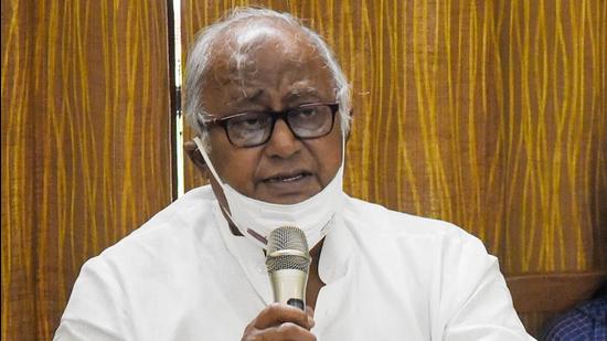 TMC MP Saugata Roy said workers feel aggrieved when people who insulted Mamata Banerjee in the recent assembly polls make a comeback, without naming Sabyasachi Dutta. (ANI)