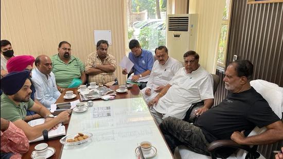 MLA Surinder Dawar and councillors of central constituency conducting a meeting with mayor Balkar Sandhu at his camp office in Ludhiana on Thursday. They criticised the civic body over missing points of LED street lights in the city and development projects. (HT Photo)
