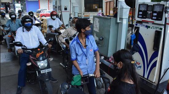 Petrol was the costliest in Mumbai among the big cities of the country followed by Hyderabad at <span class='webrupee'>₹</span>107.40 (HT PHOTO)