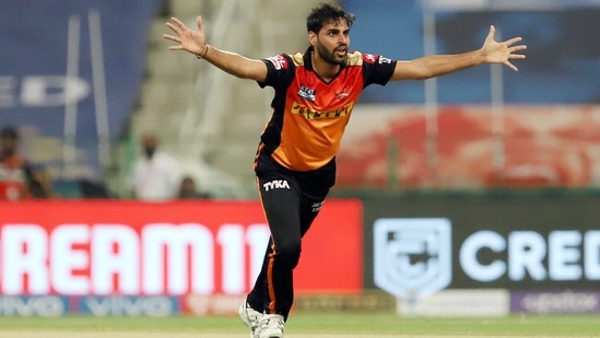 Bhuvneshwar Kumar of Sunrisers Hyderabad successfully appeals for the wicket of Virat Kohli.(PTI) Bhuvneshwar Kumar of Sunrisers Hyderabad successfully appeals for the wicket of Virat Kohli.(PTI)