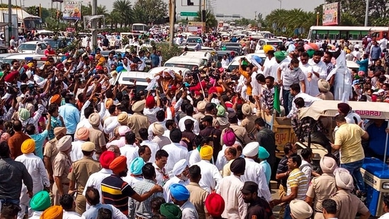 Punjab Congress leader Navjot Singh Sidhu with supporters march to Uttar Pradesh's Lakhimpur Kheri district.(PTI) Punjab Congress leader Navjot Singh Sidhu with supporters march to Uttar Pradesh's Lakhimpur Kheri district.(PTI)