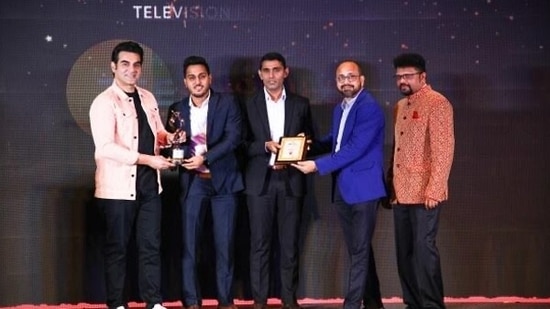 The team from RD Accessories receiving the award from actor Arbaaz Khan
