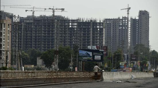 Developers, who had invested in Sohna around five to six years ago, said that the Delhi-Mumbai expressway and Sohna elevated road will boost demand, as it would take residents only 15 minutes to reach Rajiv Chowk in Gurugram. (Parveen Kumar/HT Photo)