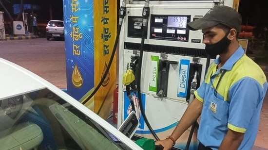 The petrol price crossed the all-time high in Mumbai on Thursday. (Sant Arora/HT)