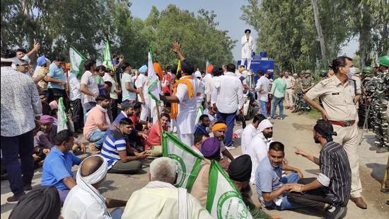 Farmers protesting at Naraingarh in Haryana’s Ambala district after a protester was injured when a vehicle of BJP MP Nayab Singh Saini allegedly hit him on Thursday. (HT Photo)