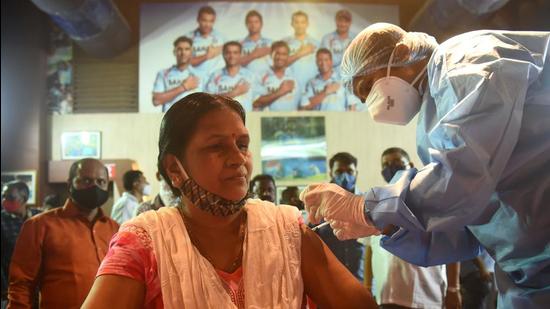 A healthcare worker inoculates a beneficiary against Covid-19 during a free vaccination camp at Shahaji Raje Sports Complex, Andheri (West), in Mumbai. (HT PHOTO)