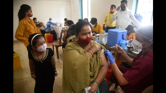 The Maharashtra government has declared to launch “Mission Kavach Kundal”, a seven-day special campaign to boost its Covid-19 vaccination drive, starting from October 8. (SATISH BATE/HT)
