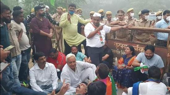 Workers and leaders of the Jharkhand Congress led by state unit chief Rajesh Thakur were denied entry into UP, leading to a six-hour-long sit-in protest at Wyndhmganj-Garhwa border in the wee hours of Thursday. (HT PHOTO)