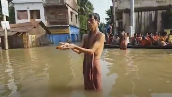 Arup Bera – a resident of Ward 2 of the Ghatal municipality area – was seen traversing the flooded streets near his home to offer ‘tarpan’ on Mahalaya&nbsp;