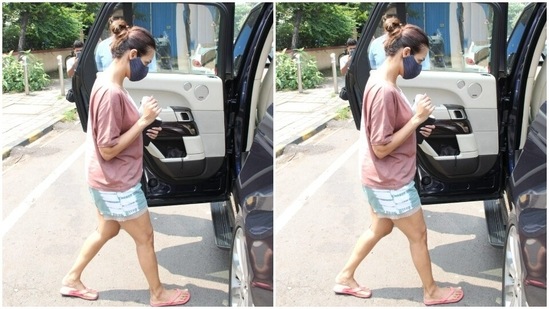 Malaika carried a transparent water bottle in one hand and her phone in the other, as she was clicked getting into her car.(HT Photos/Varinder Chawla)