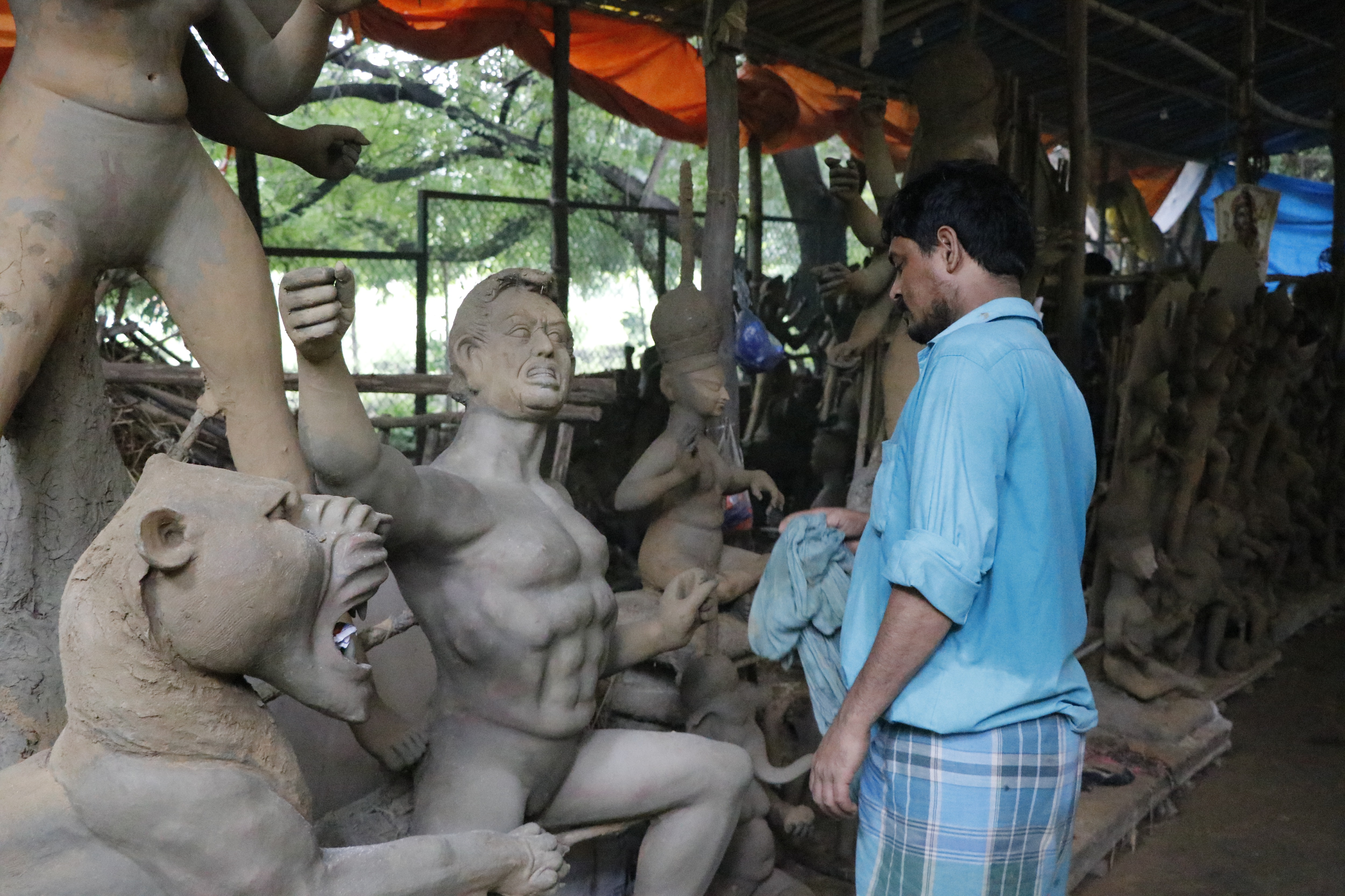 Artisans also claim that the price of raw materials has gone up which has made things worse for them this year. (Photo: Dhruv Sethi/ HT) Artisans also claim that the price of raw materials has gone up which has made things worse for them this year. (Photo: Dhruv Sethi/ HT)