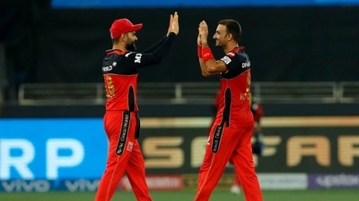 Royal Challengers Bangalore came back in the match with quick wickets in middle overs. (IPL)