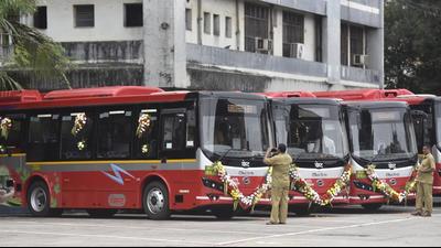 Brihanmumbai Electric Supply and Transportation (BEST) will have only electric buses in its fleet by 2027, and plans to procure 2,100 electric buses. (Hindustan Times) Brihanmumbai Electric Supply and Transportation (BEST) will have only electric buses in its fleet by 2027, and plans to procure 2,100 electric buses. (Hindustan Times)