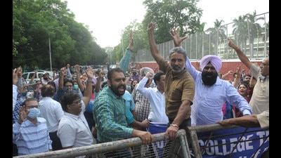 College teachers protesting at DAV College in Sector 10, Chandigarh, on Friday. (Ravi Kumat/HT) College teachers protesting at DAV College in Sector 10, Chandigarh, on Friday. (Ravi Kumat/HT)