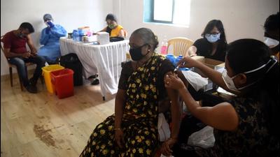 Healthcare workers inoculate beneficiaries against Covid-19 during a free vaccination camp at Ganesh Chowk, Andheri (West), in Mumbai. (HT PHOTO) Healthcare workers inoculate beneficiaries against Covid-19 during a free vaccination camp at Ganesh Chowk, Andheri (West), in Mumbai. (HT PHOTO)