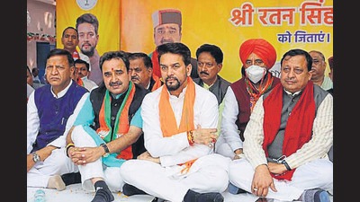 Union minister Anurag Thakur (centre) and BJP candidate Ratan Pal Singh (second from left) at Arki in Solan on Friday. (HT PHOTO) Union minister Anurag Thakur (centre) and BJP candidate Ratan Pal Singh (second from left) at Arki in Solan on Friday. (HT PHOTO)