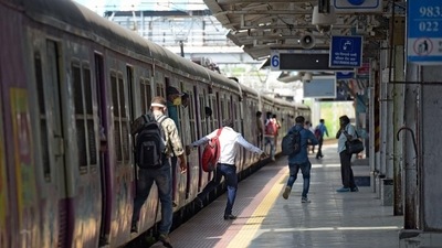 Commuters at Kurla railway station after Central Railways resumed local train services. (HT file) (HT_PRINT) Commuters at Kurla railway station after Central Railways resumed local train services. (HT file) (HT_PRINT)