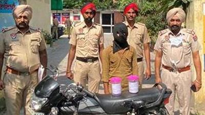 The accused snatcher in the Ludhiana police custody on Friday. (HT Photo) The accused snatcher in the Ludhiana police custody on Friday. (HT Photo)