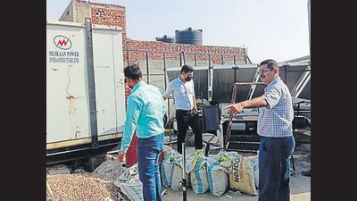 With a rise in cases of dengue being reported in the city, Ludhiana MC and district health department teams conducted inspections to check mosquito breeding and issued challans to the owners of two buildings. (HT Photo)